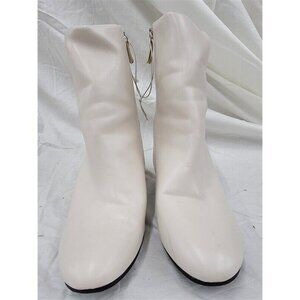 NWOT Qupid 10 Malone Bone White Ankle Boots 120871